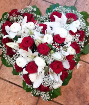 gestecktes Herz mit roten Rosen und weißen Lilien