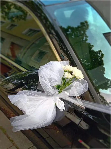 Hochzeitsauto Blumen am Spiegel