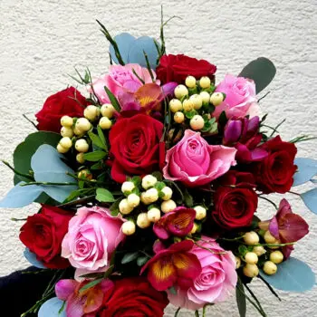 Strauss mit roten und rosanen Rosen quadratisch